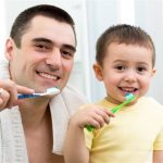 أسباب تآكل أسنان طفلك ، العلامات التحذيرية وطرق التجنب