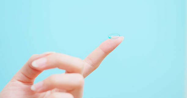 الفرق بين العدسات التقليدية والعدسات اللاصقة