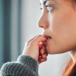 تأثير العادات السيئة مثل قضم الأظافر على أسنانك