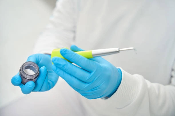 صقل الأسنان بتقنية الـ Micro-Air Polishing